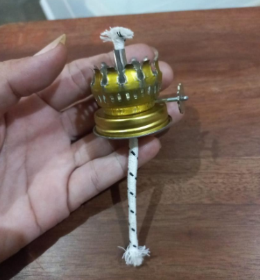 kenir lampu dengan skala tangan kiri